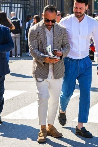 Как носить лоферы с двубортным пиджаком мужчине: Двубортный пиджак и белые брюки чинос помогут создать гармоничный модный лук. Любишь экспериментировать? Дополни образ лоферами.