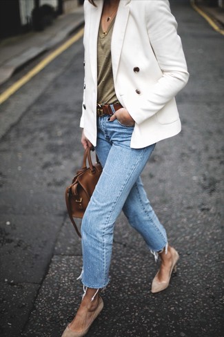Какие туфли носить с белым двубортным пиджаком в 30 лет: Практичное сочетание белого двубортного пиджака и голубых джинсов поможет выразить твой индивидуальный стиль и выигрышно выделиться из серой массы. В качестве обуви здесь просятся туфли.
