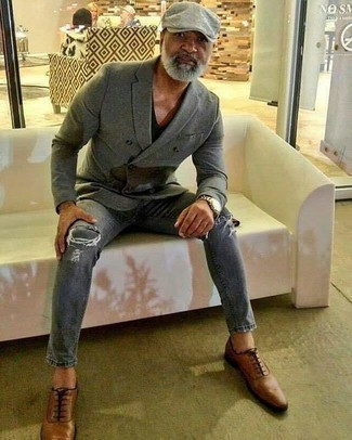 С чем носить серебряный пиджак за 50 лет мужчине осень в стиле кэжуал: Если ты любишь одеваться стильно, и при этом чувствовать себя комфортно и расслабленно, тебе стоит примерить это сочетание серебряного пиджака и серых рваных джинсов. Любители свежих идей могут закончить образ коричневыми кожаными оксфордами, тем самым добавив в него толику строгости. Думается, это классное сочетание на осеннее время года.