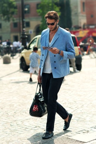 Какие классические брюки носить с синим двубортным пиджаком мужчине в теплую погоду в стиле смарт-кэжуал: Ты будешь выглядеть несравненно в синем двубортном пиджаке и классических брюках. Этот лук органично закончат черные кожаные мокасины.