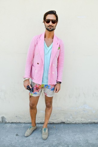 Какие шорты носить с ярко-розовым пиджаком мужчине лето в стиле смарт-кэжуал: Ярко-розовый пиджак и шорты прекрасно впишутся в любой мужской образ — лёгкий повседневный образ или же изысканный вечерний. Дополнив лук серыми замшевыми оксфордами, можно получить поразительный результат. Такой ансамбль великолепно подходит для жаркой летней погоды.