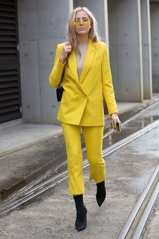 С чем носить горчичные брюки в 30 лет женщине осень в стиле смарт-кэжуал: Желтый двубортный пиджак и горчичные брюки надежно обосновались в гардеробе многих барышень, помогая создавать незабываемые и стильные ансамбли. В сочетании с этим нарядом отлично выглядят черные ботильоны на резинке. Сунуться на улицу в тоскливый осенний день в таком ансамбле будет несомненно легче.