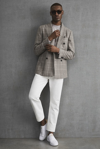 С чем носить белые брюки в 20 лет мужчине в стиле смарт-кэжуал: Серый двубортный пиджак в клетку и белые брюки — превосходное решение для свидания или похода в бар с коллегами. Вкупе с этим ансамблем органично смотрятся белые кожаные низкие кеды.