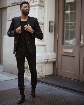Какие джинсы носить с черным двубортным пиджаком в 30 лет мужчине в теплую погоду в стиле смарт-кэжуал: Создав образ из черного двубортного пиджака и джинсов, можно получить подходящий мужской образ для неофициальных встреч после работы. Почему бы не привнести в повседневный образ толику изысканности с помощью черных кожаных ботинок челси?