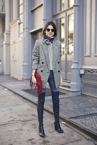 Какие двубортные пиджаки носить с синими джинсами скинни в теплую погоду в стиле смарт-кэжуал: Если ты считаешь себя одной из тех женщин, неплохо ориентирующихся в трендах, тебе подойдет сочетание двубортного пиджака и синих джинсов скинни. Что до обуви, черные кожаные ботфорты — наиболее приемлимый вариант.