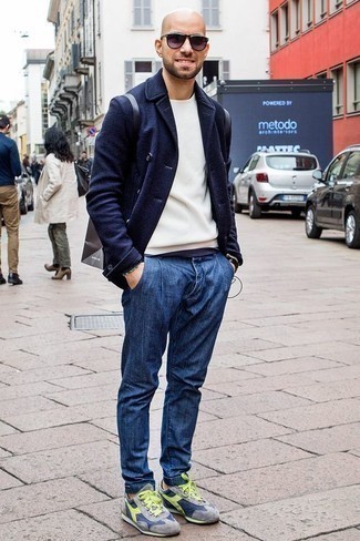 Как носить синий пиджак с темно-синими джинсами мужчине осень в стиле кэжуал: Если ты из той когорты молодых людей, которые разбираются в моде, тебе подойдет ансамбль из синего пиджака и темно-синих джинсов. Чтобы привнести в лук толику беззаботства , на ноги можно надеть серые кроссовки. Если хочешь выглядеть по-осеннему эффектно и стильно, тебе несомненно нужно взять этот образ на заметку.