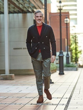 Как носить пиджак с брюками карго в теплую погоду: Сочетание пиджака и брюк карго — прекрасный пример современного городского стиля. Если говорить об обуви, коричневые замшевые ботинки дезерты являются классным выбором.