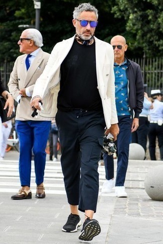 С чем носить белый двубортный пиджак за 40 лет мужчине в стиле кэжуал: Белый двубортный пиджак и темно-синие брюки карго выигрышно впишутся в любой мужской образ — лёгкий будничный образ или же утонченный вечерний. Черно-белые кроссовки привнесут в ансамбль чуть больше живости.