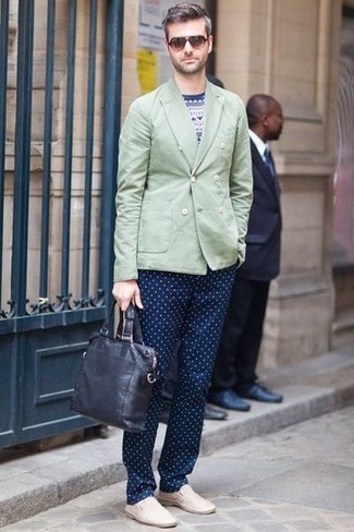 Какие двубортные пиджаки носить с темно-сине-зелеными брюками чинос: Двубортный пиджак в сочетании с темно-сине-зелеными брюками чинос позволит подчеркнуть твой индивидуальный стиль. Чтобы ансамбль не получился слишком строгим, можно завершить его бежевыми слипонами из плотной ткани.