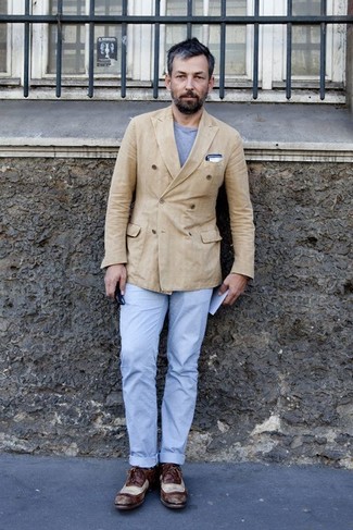 Как носить пиджак с брюками чинос за 40 лет: Любителям стиля smart casual полюбится сочетание пиджака и брюк чинос. Завершив лук темно-коричневыми кожаными оксфордами, получим потрясающий результат.