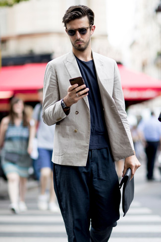 С чем носить светло-коричневый двубортный пиджак мужчине в жару: Дуэт светло-коричневого двубортного пиджака и темно-синих льняных брюк чинос поможет выглядеть по моде, а также выразить твой индивидуальный стиль.