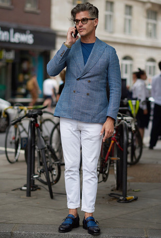 С чем носить голубой двубортный пиджак в клетку мужчине: Голубой двубортный пиджак в клетку и белые брюки чинос помогут составить гармоничный стильный ансамбль. Если ты предпочитаешь смелые настроения в своих образах, закончи этот синими кожаными монками.