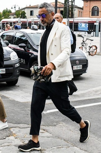 Какие двубортные пиджаки носить с черными кроссовками за 50 лет мужчине в теплую погоду: Двубортный пиджак и черные брюки чинос — великолепное решение для первого свидания или встречи с коллегами. Ты сможешь легко приспособить такой образ к повседневным нуждам, надев черными кроссовками.