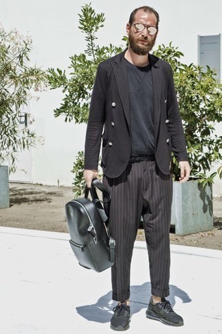 С чем носить пиджак за 40 лет мужчине в теплую погоду в стиле кэжуал: Сочетание пиджака и черных брюк чинос в вертикальную полоску — незаезженный образ для офиса. Черные кроссовки позволят сделать лук не таким формальным.