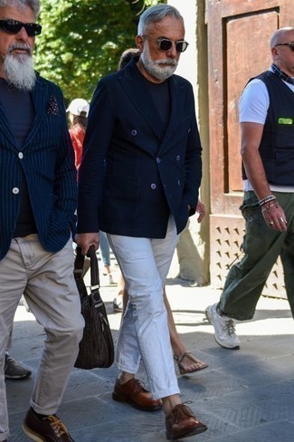 Как носить брюки чинос с двубортным пиджаком за 60 лет: Любишь выглядеть дорого? Тогда лук из двубортного пиджака и брюк чинос - это то, что тебе нужно. Думаешь сделать образ немного элегантнее? Тогда в качестве дополнения к этому образу, выбирай коричневые кожаные туфли дерби.