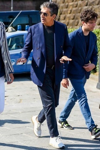 С чем носить синий двубортный пиджак за 50 лет мужчине лето: Синий двубортный пиджак в паре с темно-синими брюками чинос — отличный офисный вариант для молодых людей. Любители незаезженных сочетаний могут завершить ансамбль белыми низкими кедами из плотной ткани. Такой образ гарантирует тебе комфорт и удобство в жару.