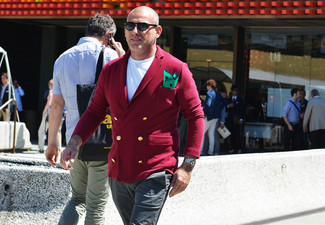 С чем носить мятный нагрудный платок за 40 лет: Красный двубортный пиджак в паре с мятным нагрудным платком — прекрасный вариант для воплощения мужского ансамбля в стиле business casual.