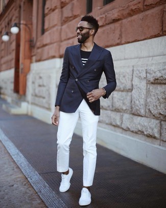 Какие низкие кеды носить с темно-сине-белым пиджаком в 30 лет мужчине: Если ты приписываешь себя к той немногочисленной категории парней, способных неплохо ориентироваться в том, что стильно, а что нет, тебе понравится лук из темно-сине-белого пиджака и белых брюк чинос. Почему бы не добавить в этот образ чуточку расслабленности с помощью низких кед?