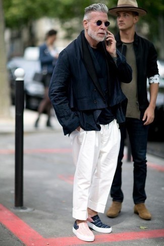 Какие двубортные пиджаки носить с белыми брюками чинос: Двубортный пиджак в паре с белыми брюками чинос — интересный образ для офиса. В сочетании с разноцветными слипонами из плотной ткани весь образ смотрится очень живо.