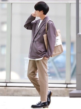 С чем носить светло-фиолетовый пиджак в 20 лет мужчине в стиле смарт-кэжуал: Если ты принадлежишь к той редкой группе джентльменов, неплохо ориентирующихся в моде, тебе подойдет тандем светло-фиолетового пиджака и светло-коричневых брюк чинос. Закончив лук черными кожаными лоферами c бахромой, можно привнести в него нотки мужественной элегантности.