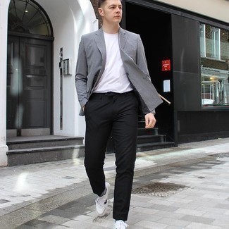 С чем носить серый двубортный пиджак мужчине: Комбо из серого двубортного пиджака и черных брюк чинос — замечательный пример непринужденного офисного стиля для парней. В паре с бело-черными кожаными низкими кедами весь лук смотрится очень живо.
