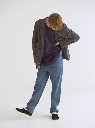 Как носить темно-синие джинсы с темно-серым двубортным пиджаком мужчине: Сочетание темно-серого двубортного пиджака и темно-синих джинсов — идеальный офисный вариант для молодых людей. Сбалансировать образ и добавить в него толику классики помогут черные замшевые лоферы.