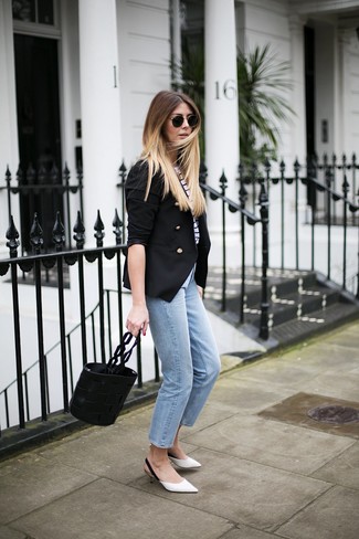 Как носить туфли с джинсами в стиле смарт-кэжуал: Сочетание черного двубортного пиджака и джинсов создано для современных дам, ведущих активный образ жизни. В тандеме с этим ансамблем наиболее выгодно будут выглядеть туфли.