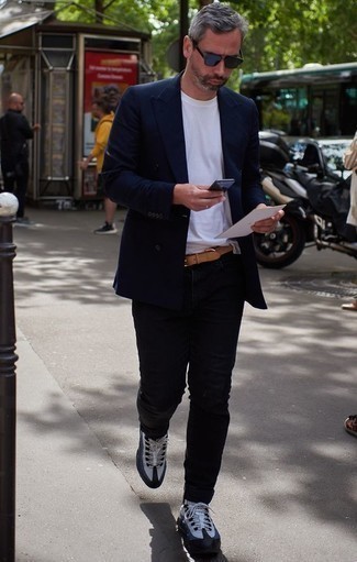 С чем носить черные брюки за 40 лет мужчине в теплую погоду в стиле кэжуал: Сочетание темно-синего двубортного пиджака и черных брюк — незаезженный образ для парней, работающих в офисе. Чтобы добавить в образ чуточку фривольности , на ноги можно надеть бело-темно-синие кроссовки.