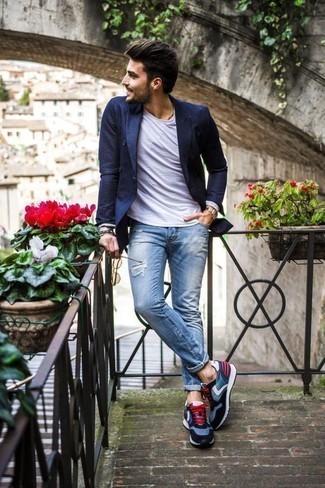 С чем носить темно-синий двубортный пиджак мужчине в стиле кэжуал: Темно-синий двубортный пиджак и голубые рваные джинсы прочно обосновались в гардеробе многих джентльменов, позволяя составлять выразительные и стильные ансамбли. Такой лук легко адаптировать к повседневным условиям городской жизни, если завершить его синими кроссовками.
