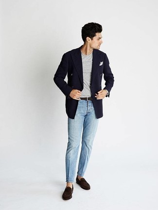 С чем носить голубые джинсы в 30 лет мужчине лето в стиле смарт-кэжуал: Темно-синий двубортный пиджак будет смотреться прекрасно в тандеме с голубыми джинсами. Завершив лук темно-коричневыми замшевыми лоферами, можно получить неожиданный результат. Этот образ будет хорошим выходом из положения, когда на улице пекло, и ты не представляешь, что надеть.