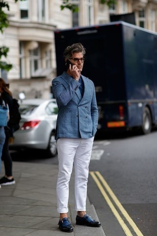 Какие лоферы носить с темно-сине-белой футболкой с круглым вырезом за 40 лет мужчине в теплую погоду: Темно-сине-белая футболка с круглым вырезом и белые джинсы — великолепный образ, если ты хочешь создать простой, но в то же время стильный мужской образ. Сделать лук изысканнее помогут лоферы.
