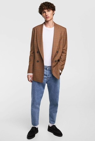 С чем носить светло-коричневый двубортный пиджак в шотландскую клетку мужчине в стиле смарт-кэжуал: Светло-коричневый двубортный пиджак в шотландскую клетку и синие джинсы — must have вещи в гардеробе современного джентльмена. Теперь почему бы не добавить в повседневный образ чуточку стильной строгости с помощью черных замшевых туфель дерби?