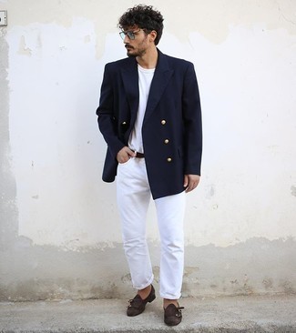 Какие двубортные пиджаки носить с белыми джинсами мужчине в теплую погоду: Двубортный пиджак и белые джинсы — беспроигрышный выбор для воплощения мужского образа в элегантно-деловом стиле. Теперь почему бы не добавить в повседневный лук чуточку эффектности с помощью темно-коричневых замшевых монок с двумя ремешками?