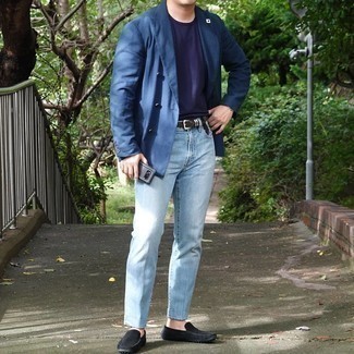 Как носить темно-синий двубортный пиджак с голубыми джинсами в 30 лет мужчине в теплую погоду: Комбо из темно-синего двубортного пиджака и голубых джинсов может стать великолепным офисным луком. Не прочь поэкспериментировать? Заверши лук черными замшевыми мокасинами.