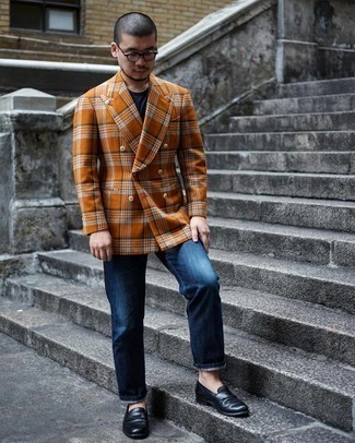 С чем носить оранжевый шерстяной двубортный пиджак в 20 лет мужчине: Сочетание оранжевого шерстяного двубортного пиджака и темно-синих джинсов — превосходный пример привлекательного офисного стиля для парней. Хочешь сделать образ немного строже? Тогда в качестве обуви к этому ансамблю, выбирай черные кожаные лоферы.