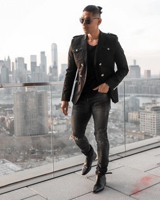 С чем носить серебряные джинсы в 30 лет мужчине: Черный двубортный пиджак в сочетании с серебряными джинсами без сомнений будет обращать на себя взгляды красивых дам. Сделать ансамбль чуть строже позволят черные кожаные ботинки челси.