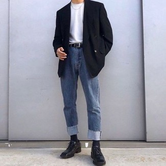 Какие джинсы носить с черно-белым пиджаком мужчине в теплую погоду: Сочетание черно-белого пиджака и джинсов позволит создать стильный, и в то же время мужественный лук. Хочешь добавить в этот образ нотку классики? Тогда в качестве дополнения к этому луку, выбери черные кожаные туфли дерби.