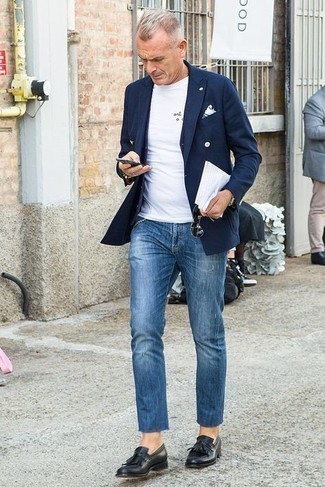 С чем носить рваные джинсы за 50 лет мужчине в теплую погоду в стиле кэжуал: Темно-синий двубортный пиджак и рваные джинсы — беспроигрышный выбор, если ты хочешь составить лёгкий, но в то же время модный мужской лук. И почему бы не добавить в повседневный ансамбль толику стильной строгости с помощью черных кожаных лоферов c бахромой?