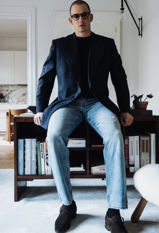 Как носить джинсы с монками в 30 лет лето в стиле кэжуал: Дуэт темно-синего двубортного пиджака и джинсов позволит составить необычный мужской образ в повседневном стиле. Хочешь привнести в этот ансамбль нотку классики? Тогда в качестве дополнения к этому луку, стоит обратить внимание на монки. В жаркие летние деньки подобное сочетание — это то, что надо.