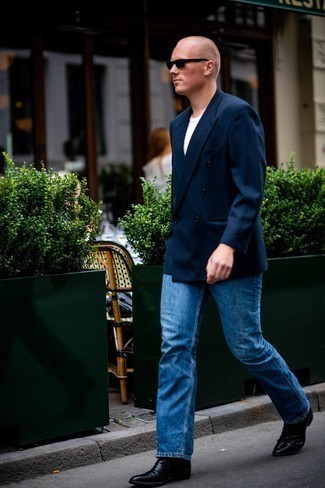 Как носить темно-синие джинсы с темно-синим пиджаком мужчине в стиле смарт-кэжуал: Если ты из той категории молодых людей, которые одеваются со вкусом, тебе понравится тандем темно-синего пиджака и темно-синих джинсов. Почему бы не привнести в этот лук на каждый день немного изысканности с помощью черных кожаных ботинок челси?