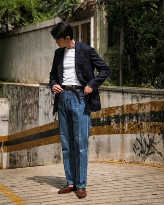Какие джинсы носить с темно-синим двубортным пиджаком в 30 лет мужчине: Если ты принадлежишь к той немногочисленной категории молодых людей, способных неплохо разбираться в моде, тебе полюбится дуэт темно-синего двубортного пиджака и джинсов. Если ты любишь смелые настроения в своих образах, заверши этот темно-коричневыми замшевыми лоферами.