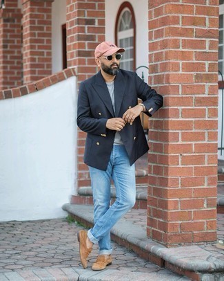 Как носить черный пиджак с темно-коричневыми замшевыми лоферами за 40 лет мужчине лето: Черный пиджак в сочетании с голубыми джинсами — замечательный пример привлекательного офисного стиля для парней. Теперь почему бы не добавить в этот лук на каждый день толику утонченности с помощью темно-коричневых замшевых лоферов? Такое сочетание подарит комфорт в ношении в настоящий зной.
