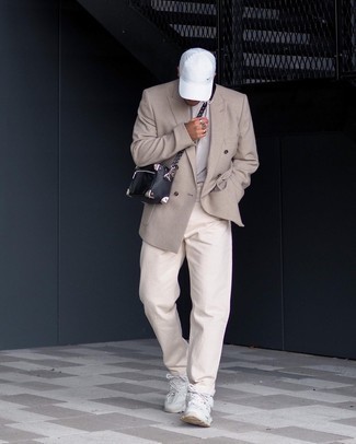 С чем носить светло-коричневый двубортный пиджак мужчине: Светло-коричневый двубортный пиджак и бежевые джинсы — прекрасный мужской образ для встречи в ресторане. Если ты любишь экспериментировать, на ноги можно надеть белые кроссовки.