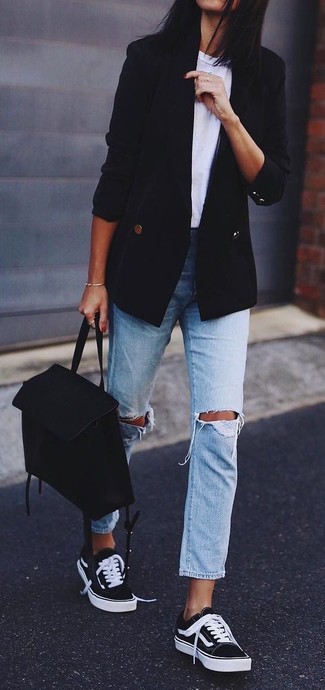Какие двубортные пиджаки носить с черными низкими кедами женщине: Двубортный пиджак и голубые рваные джинсы-бойфренды — классная формула для воплощения приятного и несложного ансамбля. Что же до обуви, закончи образ черными низкими кедами.