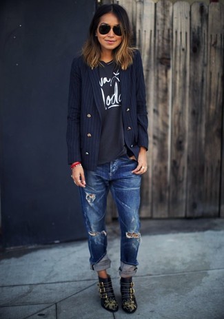 Модный лук: темно-синий двубортный пиджак в вертикальную полоску, темно-серая футболка с круглым вырезом с принтом, темно-синие рваные джинсы-бойфренды, черные кожаные ботильоны с шипами