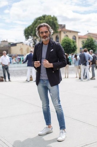 С чем носить джинсы за 40 лет мужчине лето: Тандем черного двубортного пиджака и джинсов поможет выглядеть стильно, а также выразить твою индивидуальность. Этот образ гармонично дополнят белые низкие кеды. В таком ансамбле будет максимально комфортно в теплый летний день.