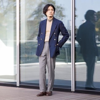 Какие классические брюки носить с темно-коричневыми лоферами в 30 лет мужчине: Темно-синий двубортный пиджак выглядит гармонично в паре с классическими брюками. Темно-коричневые лоферы помогут сделать лук менее официальным.