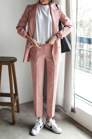 С чем носить ярко-розовые брюки женщине весна в стиле смарт-кэжуал: Розовый двубортный пиджак в паре с ярко-розовыми брюками позволит подчеркнуть твой индивидуальный стиль и выделиться из общей массы. Очень кстати здесь выглядят белые кожаные низкие кеды. Когда холодная пора уходит и сменяется в межсезонье, такое сочетание оказывается одним из самых любимых у многих леди.