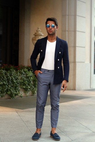 Как носить синий двубортный пиджак с темно-серыми классическими брюками мужчине лето в деловом стиле: Сочетание синего двубортного пиджака и темно-серых классических брюк — великолепный пример строгого делового стиля. Выбирая обувь, можно немного поэкспериментировать и закончить лук темно-синими замшевыми лоферами с кисточками. Отличная идея для удобного летнего ансамбля.
