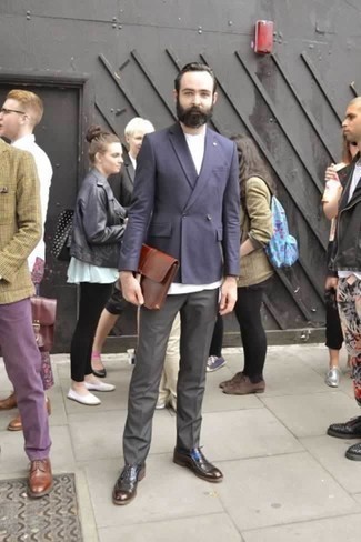 Какие оксфорды носить с темно-серыми классическими брюками: Темно-синий двубортный пиджак и темно-серые классические брюки — образец строгого мужского стиля. Тебе нравятся дерзкие сочетания? Дополни свой лук оксфордами.